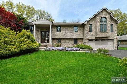 121 Ivanhoe Dr, Paramus, NJ 07652 photo 1