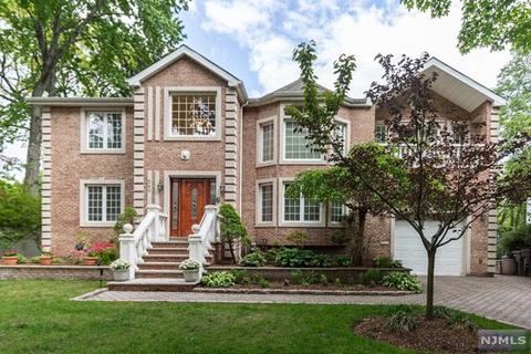290 Oakwood Dr, Paramus, NJ 07652 photo 1