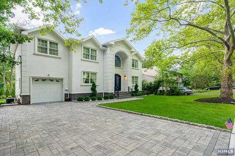 301 Haywood Dr, Paramus, NJ 07652 photo 1