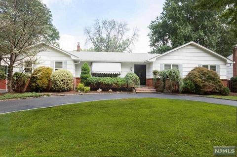 42 Brown Cir, Paramus, NJ 07652 photo 1