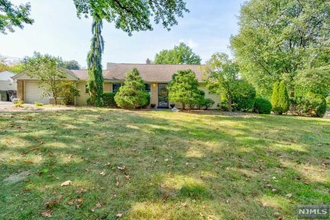 271 Herbert Pl, Paramus, NJ 07652 photo 1