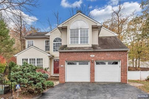 692 Seagull Dr, Paramus, NJ 07652 photo 1