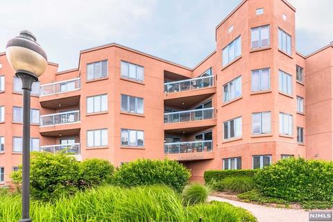 301 Rutledge Ct, Edgewater, NJ 07020 photo 1