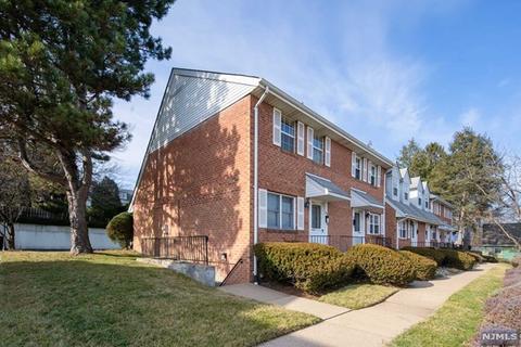 146 Parkview Dr, Teaneck, NJ 07666 photo 1