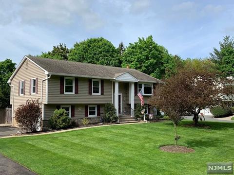8 Dana Dr, Waldwick, NJ 07463 photo 1