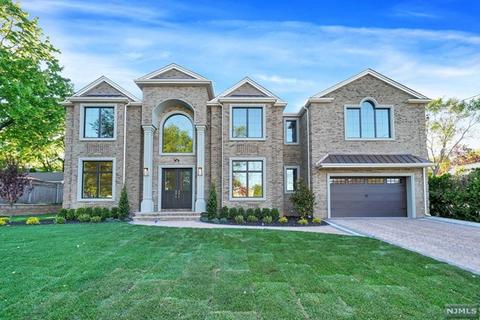 733 Gerald St, Paramus, NJ 07652 photo 1
