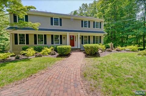 12 Pharis Pl, Upper Saddle River, NJ 07458 photo 1