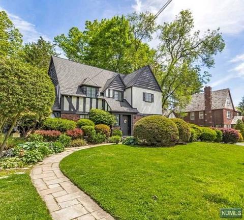 81 Edgemont Pl, Teaneck, NJ 07666 photo 1