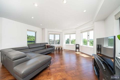 505 Ellery Ct, Edgewater, NJ 07020 photo 1