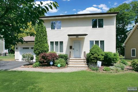 28 Leonard Dr, Waldwick, NJ 07463 photo 1