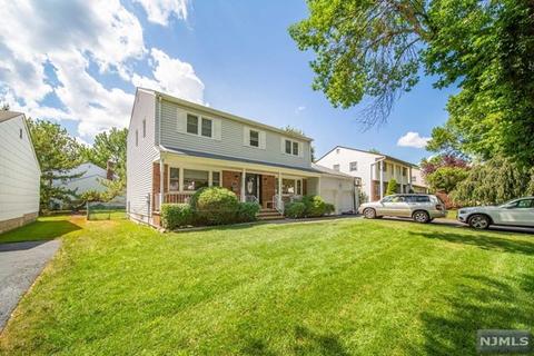 7 Laurel Ct, Paramus, NJ 07652 photo 1