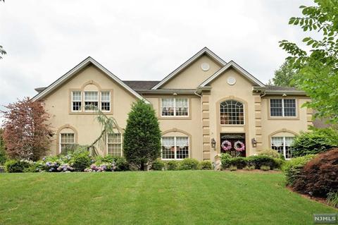 204 Farmington Ln, Paramus, NJ 07652 photo 1