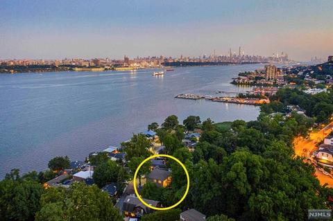 22 Colony Rd, Edgewater, NJ 07020 photo 1