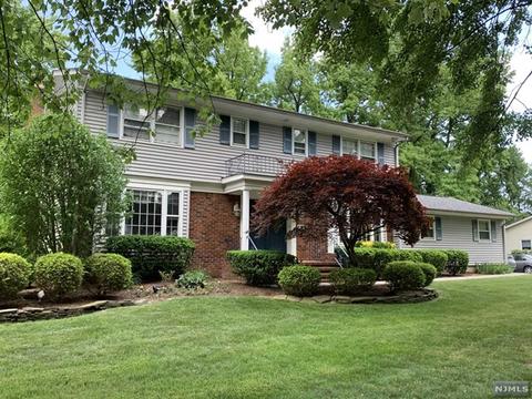 26 Brown Cir, Paramus, NJ 07652 photo 1