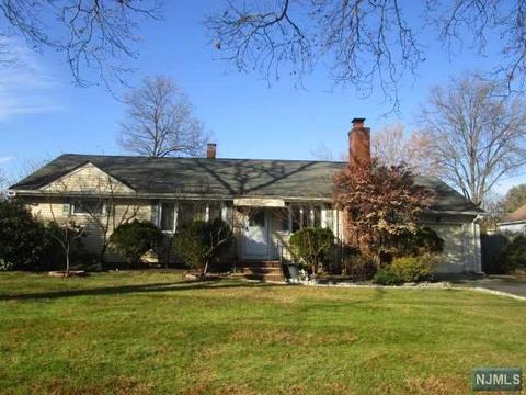 721 Chadwick Dr, Paramus, NJ 07652 photo 1
