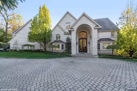 32 Eisenhower Dr, Cresskill, NJ 07626 photo 1