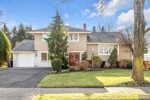 26 Hemlock Dr, Paramus, NJ 07652 photo 1
