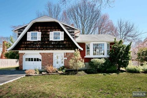 272 Oakwood Dr, Paramus, NJ 07652 photo 1