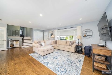 364 Elliot Pl, Paramus, NJ 07652 photo 1
