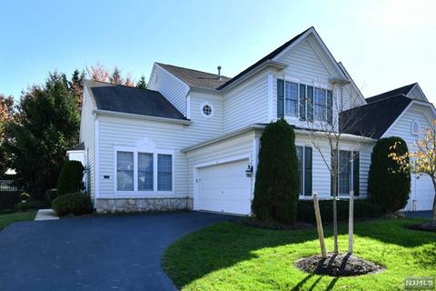 8 Thistle Dr, Paramus, NJ 07652 photo 1