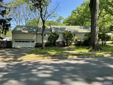 11 Hall Rd, Paramus, NJ 07652 photo 1