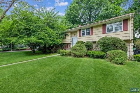 225 Tulip Ln, Paramus, NJ 07652 photo 1