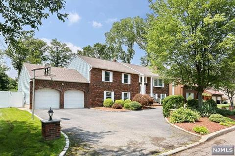 19 Bluebell Ct, Paramus, NJ 07652 photo 1