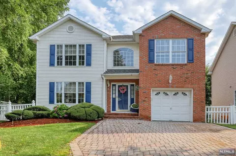 677 Seagull Dr, Paramus, NJ 07652 photo 1