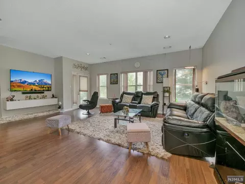 514 Brittany Dr, Wayne, NJ 07470 photo 1
