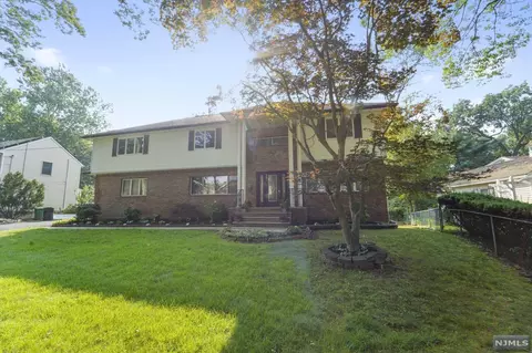 293 Oakwood Dr, Paramus, NJ 07652 photo 1