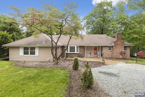 712 Hemlock Dr, Oradell, NJ 07649 photo 1