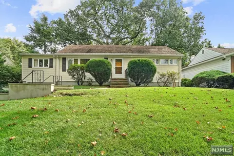 304 Wedgewood Dr, Paramus, NJ 07652 photo 1