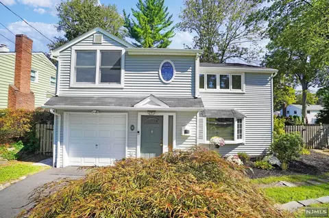 31 Stuart St, Waldwick, NJ 07463 photo 1