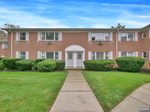 51 Manchester Ct, Wayne, NJ 07470 photo 1