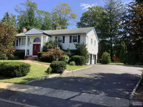 658 Yorktown Pl, Paramus, NJ 07652 photo 1