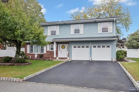 8 Holyoke Rd, Wayne, NJ 07470 photo 1