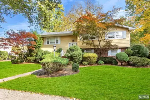 540 Hobart Rd, Paramus, NJ 07652 photo 1