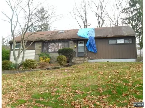 286 Wedgewood Dr, Paramus, NJ 07652 photo 1