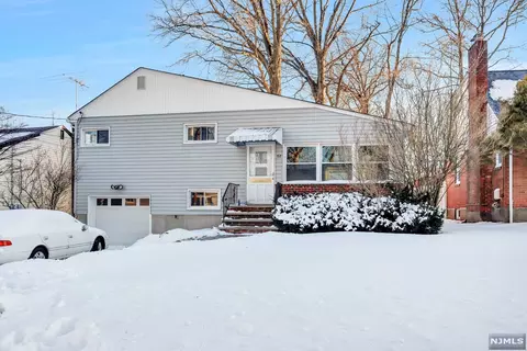 82 Deerfield St, Bergenfield, NJ 07621