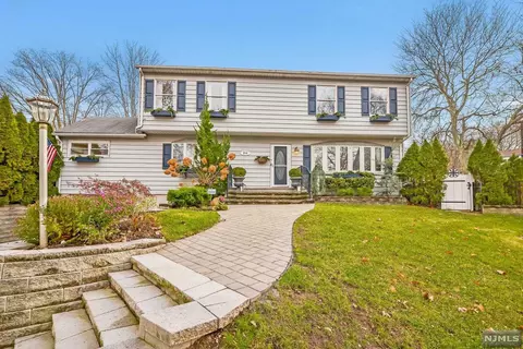 310 Lockwood Dr, Paramus, NJ 07652 photo 1