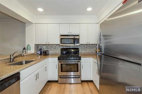 504 Chase Ct, Edgewater, NJ 07020 photo 1