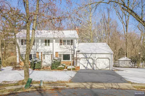 30 Laurel Ct, Paramus, NJ 07652 photo 1