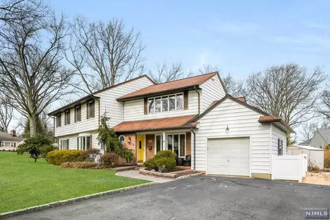 29 Ferndale Rd, Paramus, NJ 07652 photo 1