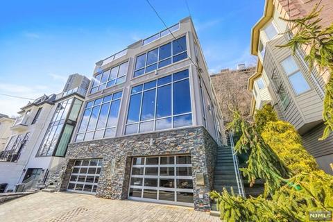 760 Undercliff Ave, Edgewater, NJ 07020 photo 1