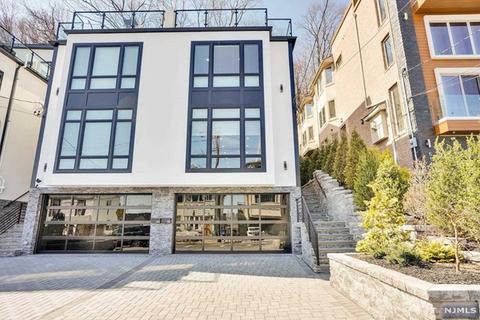 612 Undercliff Ave, Edgewater, NJ 07020 photo 1
