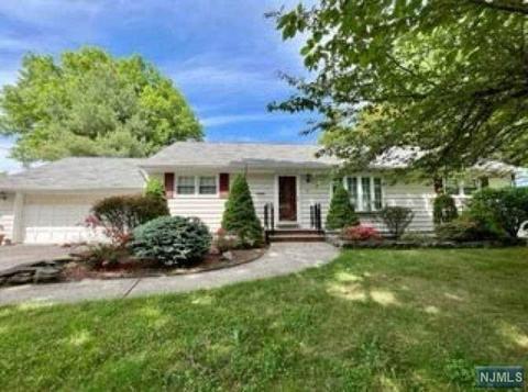 85 Oliver Rd, Paramus, NJ 07652 photo 1