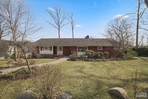 40 Oakwood Dr, Wayne, NJ 07470 photo 1