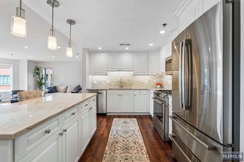 507 Smith Ct, Edgewater, NJ 07020 photo 1