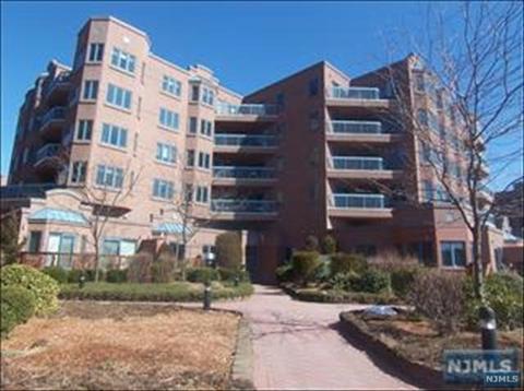 401 Rutledge Ct, Edgewater, NJ 07020 photo 1
