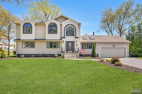 784 Hilton Pl, Paramus, NJ 07652 photo 1